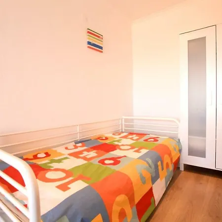 Avenida Das Comunidades Lusiadas Apartment